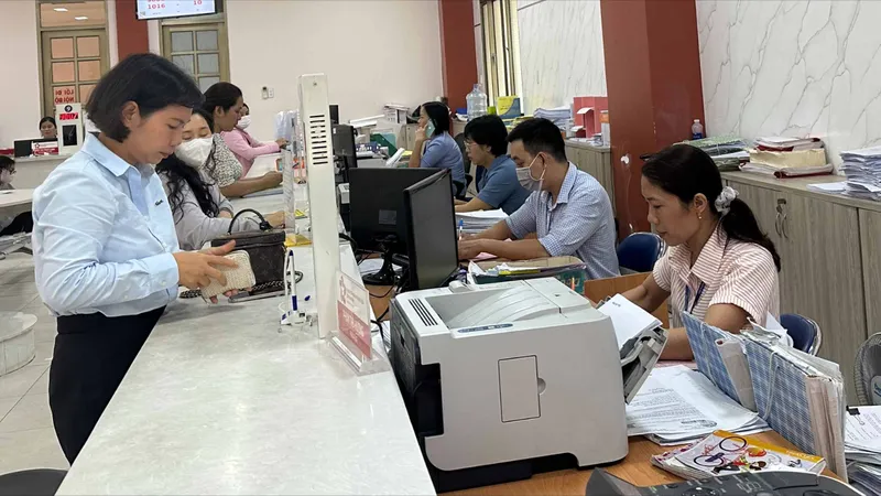 Người dân đến liên hệ làm việc tại UBND phường Tân Bình, TPHCM. Ảnh: THANH HIỀN