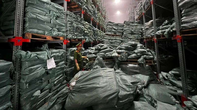 Khởi tố giám đốc bán 10.000 tấn chân gà nhập lậu