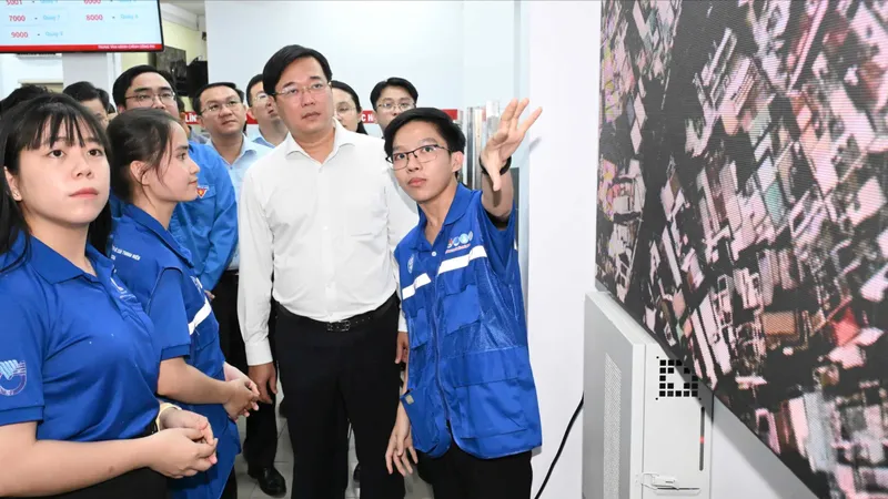 Lãnh đạo TPHCM thăm thanh niên tình nguyện “Mùa hè số” 