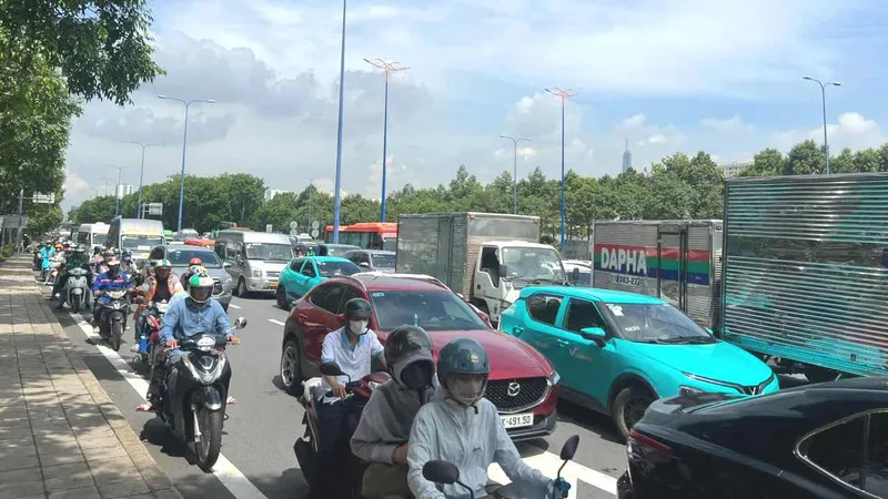 Kẹt xe nghiêm trọng tại nút giao An Phú