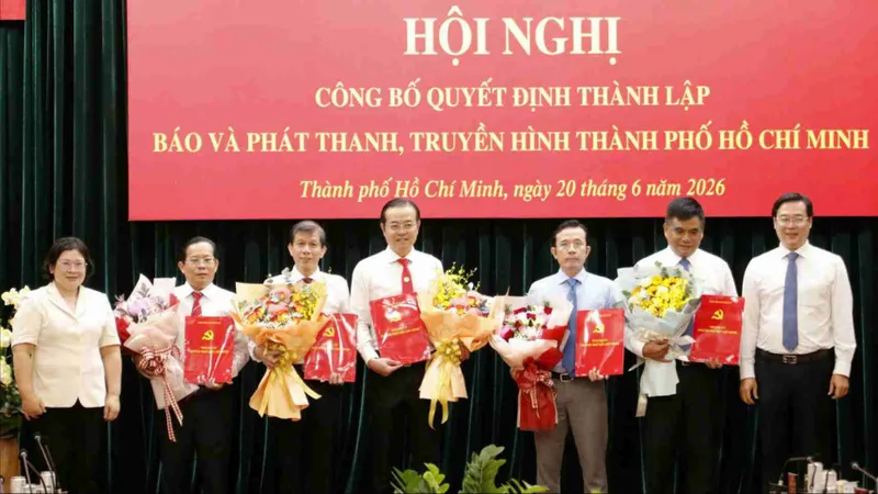 Đồng chí Lê Quốc Phong, Ủy viên Trung ương Đảng, Phó Bí thư Thường trực Thành ủy TPHCM và đồng chí Văn Thị Bạch Tuyết, Phó Bí thư Thành ủy TPHCM, trao quyết định bổ nhiệm Tổng Giám đốc, các Phó Tổng Giám đốc Báo và Phát thanh, Truyền hình TPHCM. Ảnh: VIỆT DŨNG