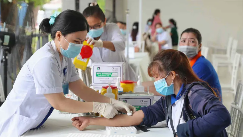 LĐLĐ TPHCM trao quà chăm lo công nhân khó khăn, bệnh hiểm nghèo dịp Tháng Công nhân năm 2026