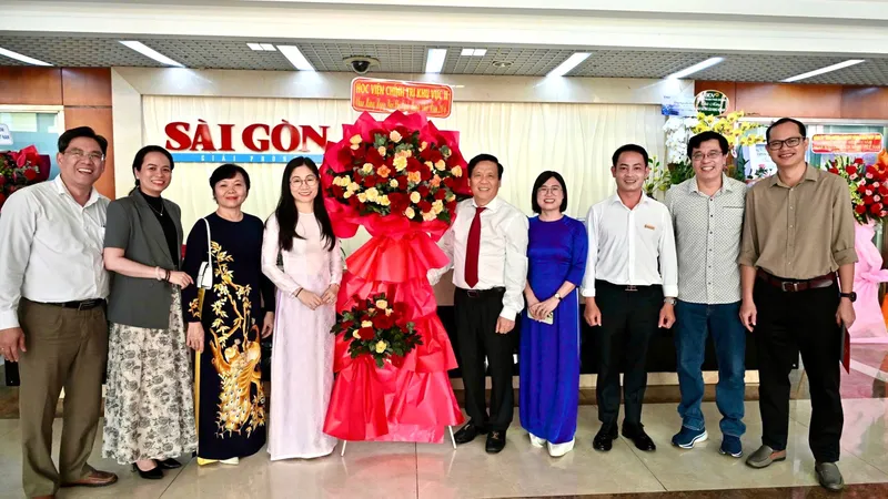 Đoàn đại biểu Đảng ủy UBND TPHCM đến chúc mừng Báo Sài Gòn Giải Phóng nhân kỷ niệm 101 năm Ngày Báo chí Cách mạng Việt Nam. Ảnh: VIỆT NGA