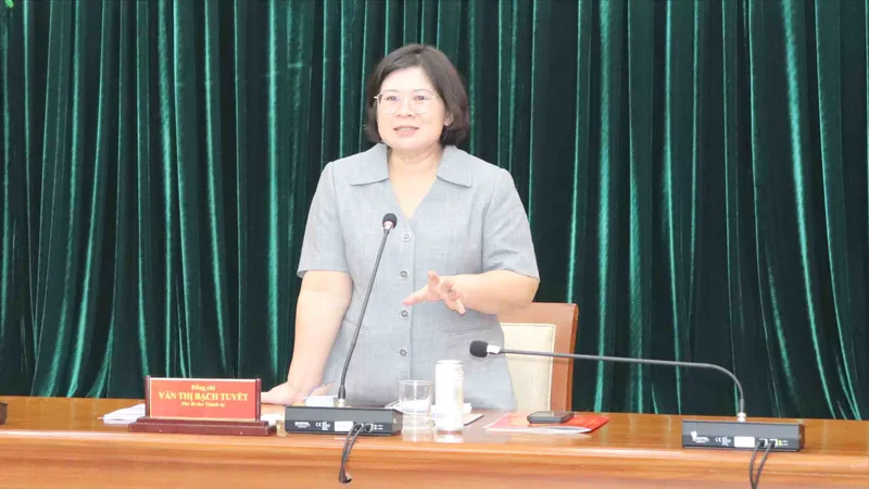 Đồng chí Văn Thị Bạch Tuyết tại buổi làm việc với Ban Thường vụ Đảng ủy phường Tân Sơn Nhì