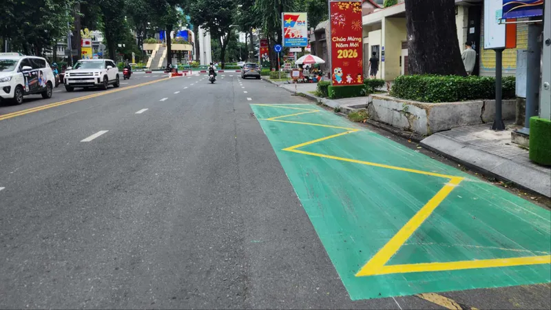 Trạm dừng xe buýt sơn phản quang màu xanh giúp tăng nhận diện