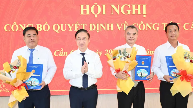 Phó Bí thư Thành ủy TPHCM Đặng Minh Thông trao quyết định cán bộ tại Cần Giờ
