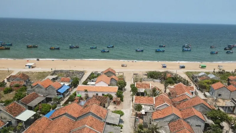 Làng Lò: Mái ngói đỏ trải dài bên bờ đại dương xanh