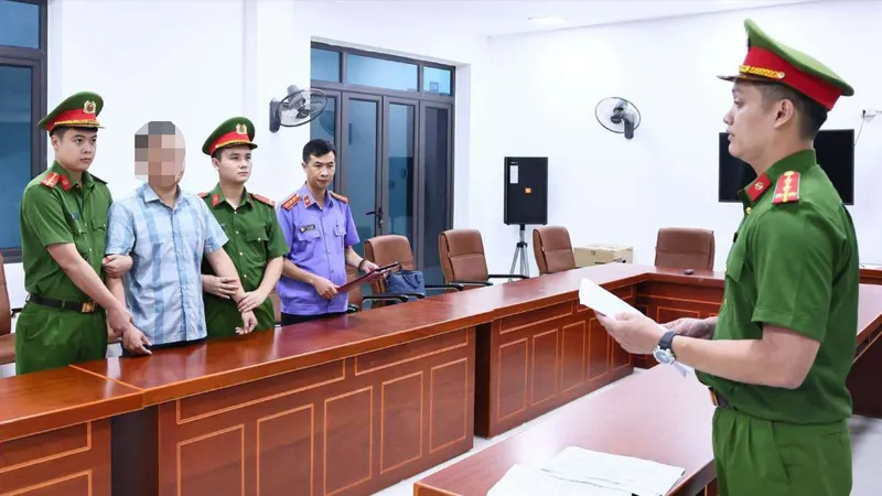 Cơ quan Cảnh sát điều tra thi hành lệnh tạm giữ đối với N.H.D. Ảnh: CÔNG AN TỈNH TUYÊN QUANG