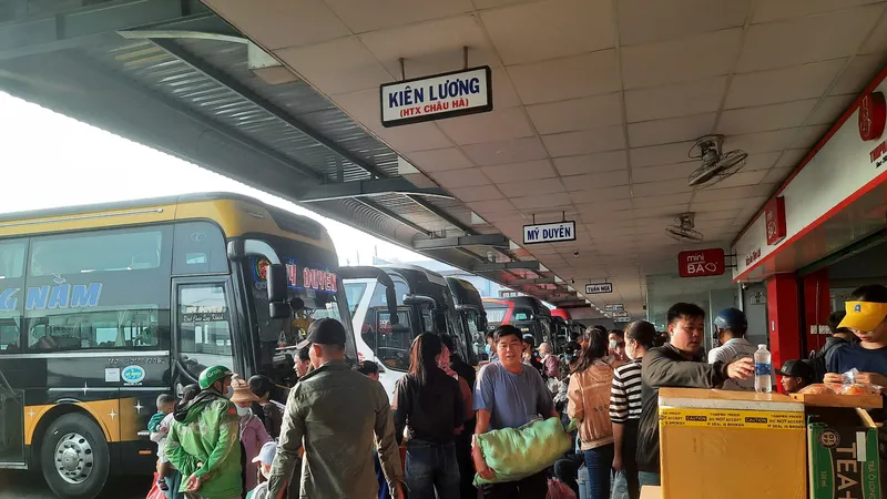 Người dân tất bật rời TPHCM về quê đón tết