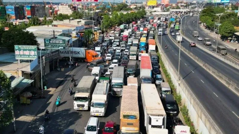 Ùn tắc tại cửa ngõ phía Đông TPHCM, bến xe đông đúc khách