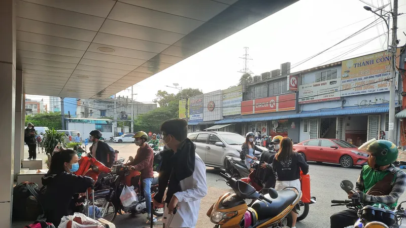 Người dân bắt đầu trở lại TPHCM sau kỳ nghỉ lễ