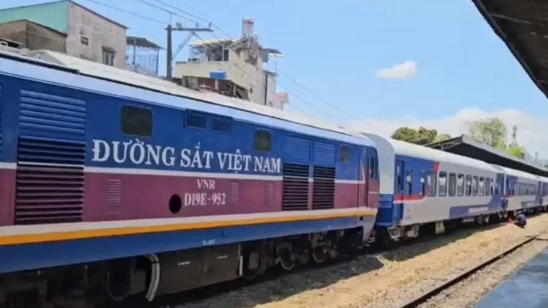 Hàng không, đường sắt vận chuyển miễn phí hàng hóa cứu trợ lũ lụt 