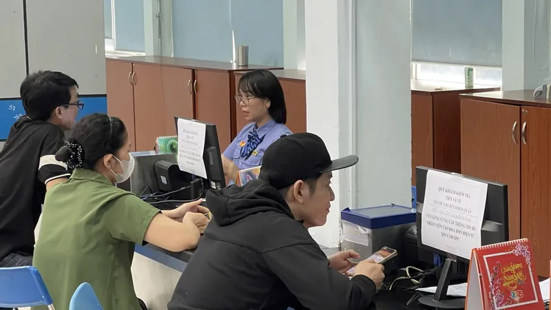 Khách hàng mua vé tàu. Ảnh: HOÀNG HÙNG