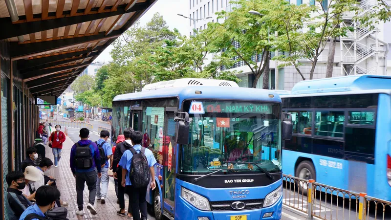 Một tuyến xe buýt tại TPHCM. Ảnh: HOÀNG HÙNG
