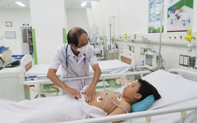 Vụ hơn 500 người nghi bị ngộ độc bánh mì: Chuyển ca nặng nhất về TPHCM