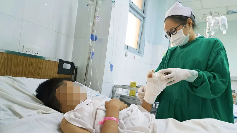 Trẻ bỏng nặng vì ngã vào nồi nước sôi nhà hàng xóm