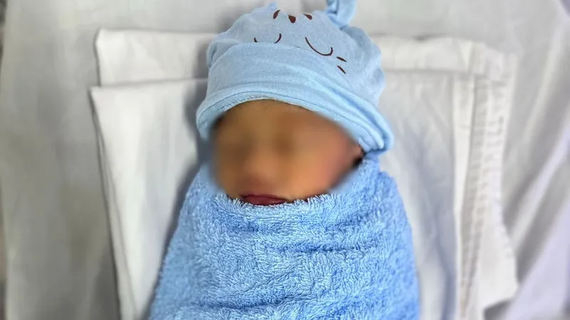 Một trẻ nhỏ bị sinh rớt tại nhà, nguy kịch vì suy hô hấp