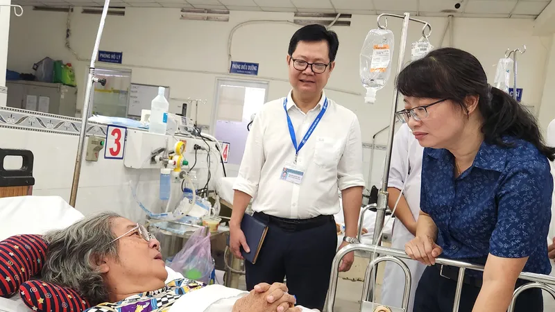 Phó Chủ tịch UBND TPHCM thăm nạn nhân trong vụ nhánh cây gãy ở Công viên Tao Đàn