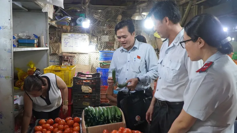 Đoàn khảo sát chợ đầu mối Thủ Đức đêm 14-8