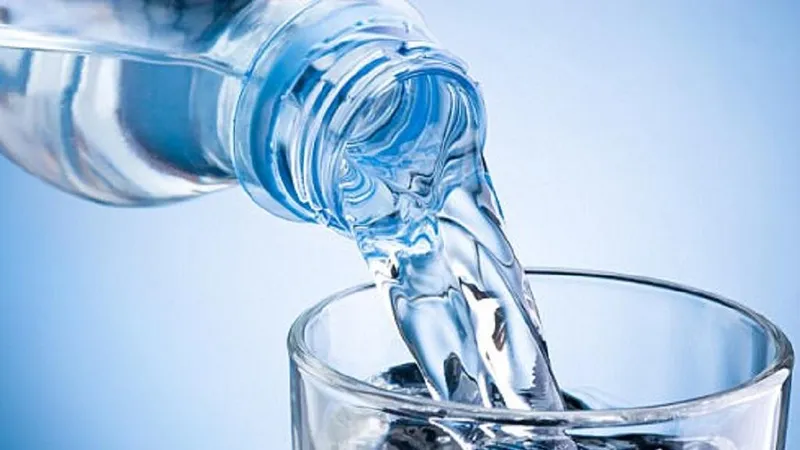 TPHCM phát hiện mẫu nước đóng chai, nước đá không đạt chất lượng