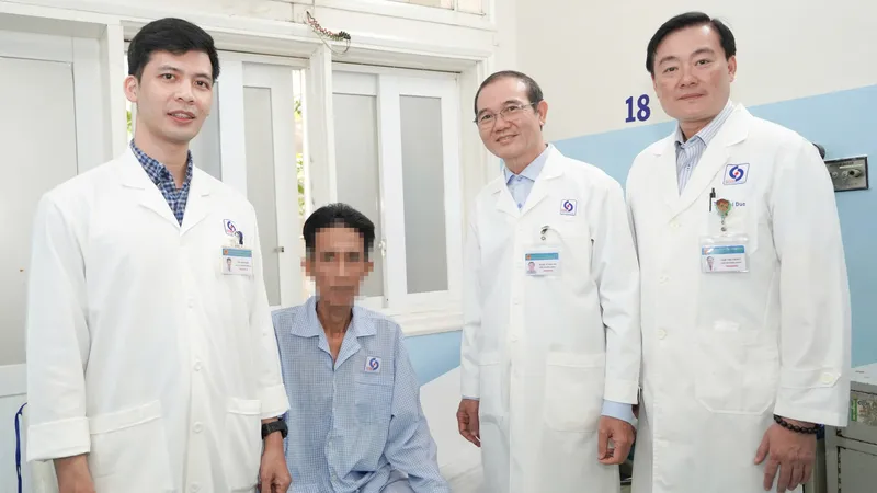 Ca phẫu thuật kéo dài 12 giờ cứu người đàn ông bị bệnh hiếm