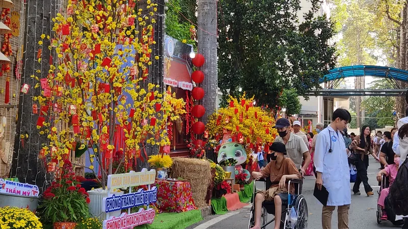 Niềm vui ở đường hoa xuân của "bệnh viện vì người nghèo"