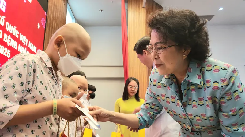 Đồng chí Tô Thị Bích Châu thăm và tặng quà bệnh nhân ung thư