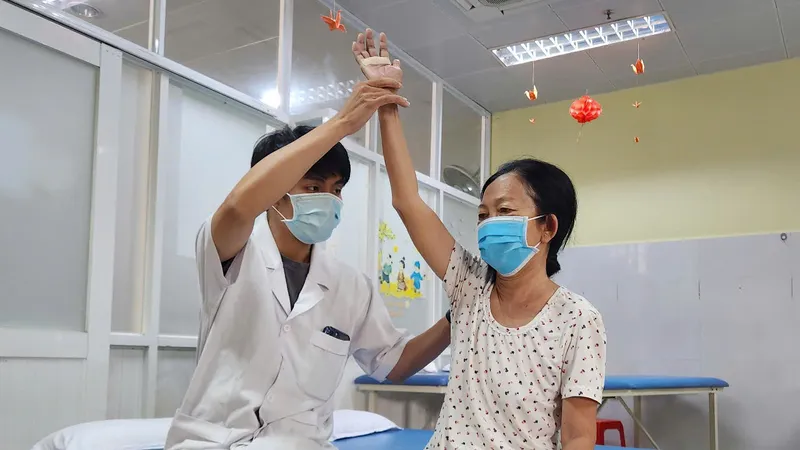 Bệnh nhân tập phục hồi chức năng sau điều trị đột quỵ tại Bệnh viện Lê Văn Thịnh