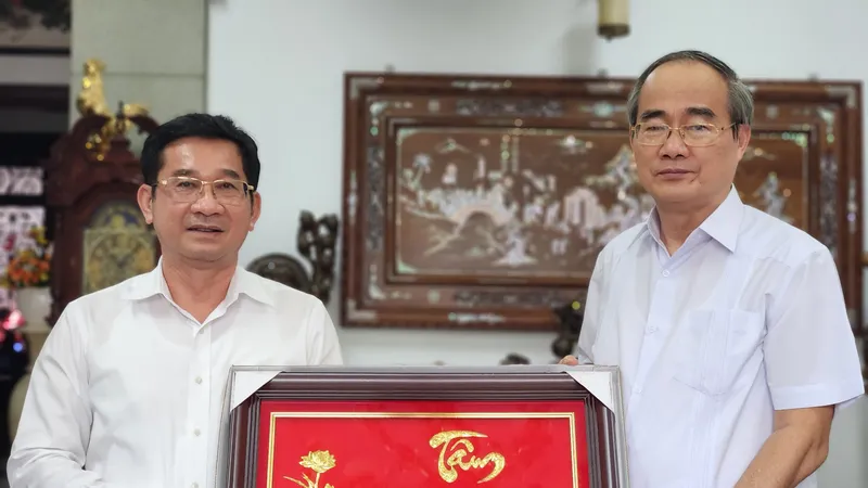 Phó Chủ tịch Thường trực UBND TPHCM Dương Ngọc Hải thăm hỏi gia đình cố GS-TS-BS Nguyễn Thiện Thành