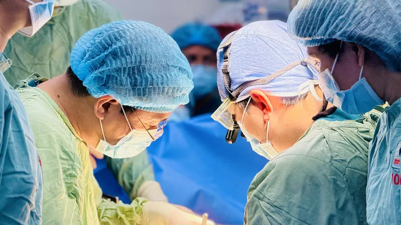 Hàng trăm bác sĩ chạy đua với thời gian ghép tạng xuyên Việt