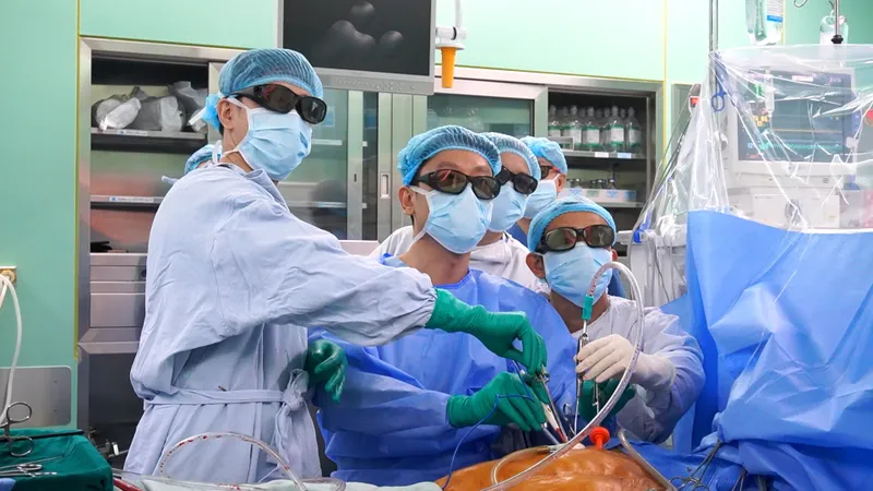 Ê-kíp phẫu thuật thành công ca thay phình động mạch chủ ngực bằng nội soi toàn bộ