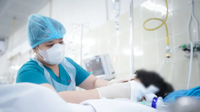Một cháu bé nguy kịch vì cành cây rơi trúng đầu