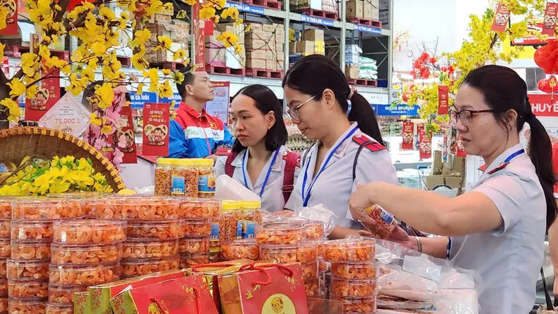 Cơ quan chức năng giám sát ATTP tại một siêu thị ở TPHCM