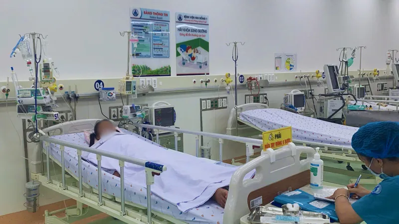 Truyền hơn 10 lít máu cứu sống bệnh nhi sốt xuất huyết