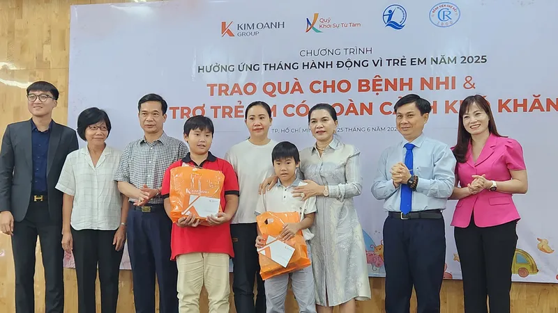 Quỹ "Khởi sự từ tâm" trao tặng 1.000 phần quà đến bệnh nhi tại TPHCM 