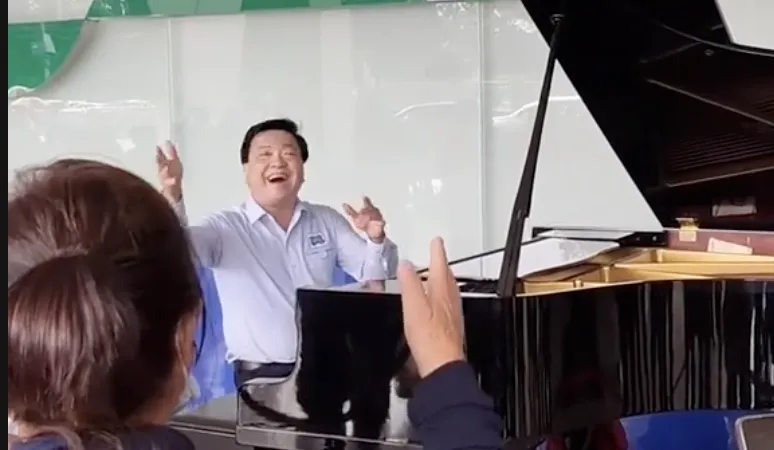 Bất ngờ với clip “bác sĩ đàn, bệnh nhân ung thư hát”