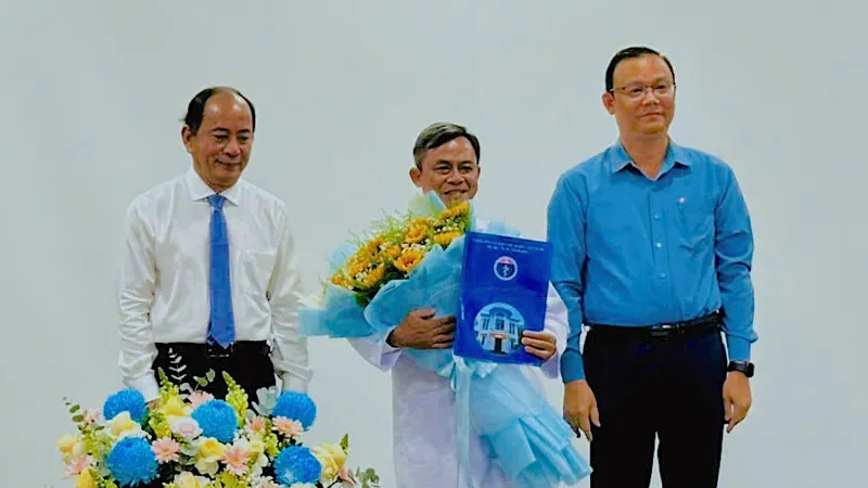 PGS.TS.BS Tăng Chí Thượng, GIám đốc Sở Y tế TPHCM trao quyết định bổ nhiệm BS Hoàng Mạnh Cường làm Giám đốc Bệnh viện Chấn thương chỉnh hình TPHCM