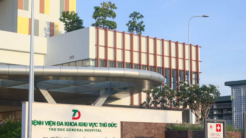 Cần cẩu bất ngờ đổ sập, hai công nhân thương vong