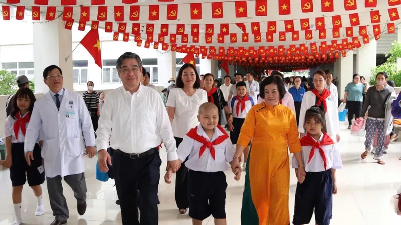 Phó Bí thư Thành ủy TPHCM Nguyễn Phước Lộc trong lễ khai giảng lớp học Hoa hướng dương