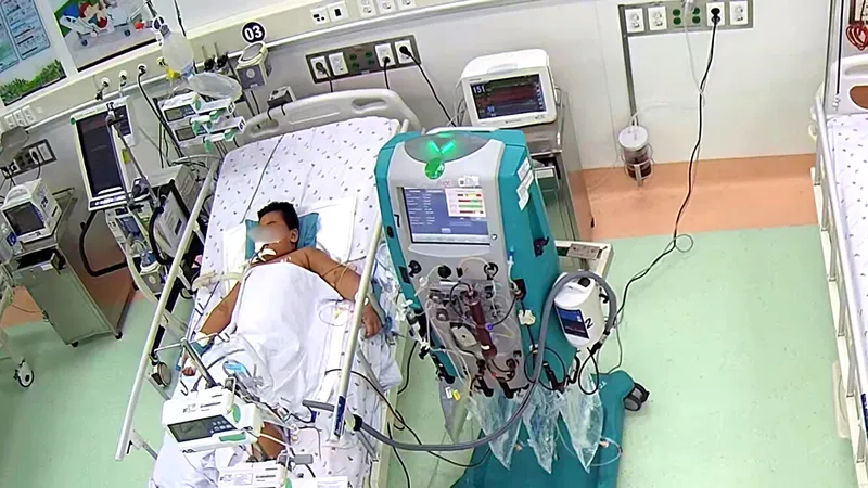 Bé trai phải lọc máu liên tục vì căn bệnh đang gia tăng trong mùa mưa