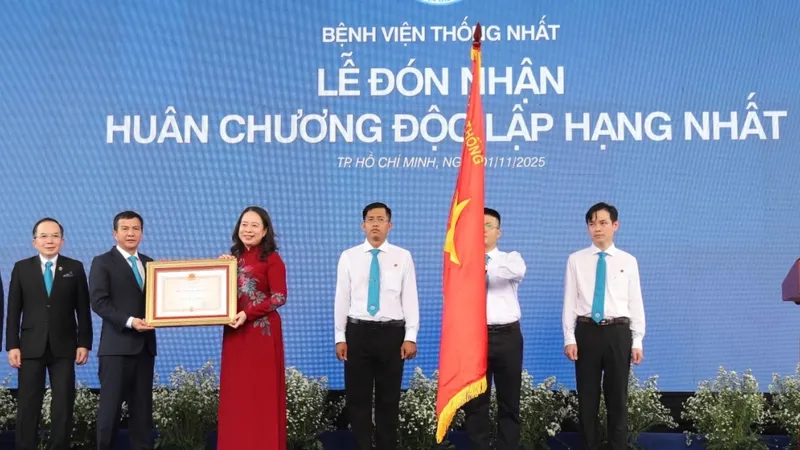 Bệnh viện Thống Nhất nhận Huân chương Độc lập hạng Nhất