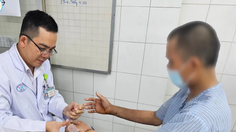 12 giờ căng thẳng nối lại đôi tay cho người bệnh
