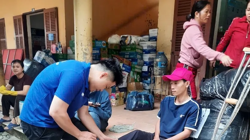 Bác sĩ TPHCM xúc động với thầy giáo vùng lũ