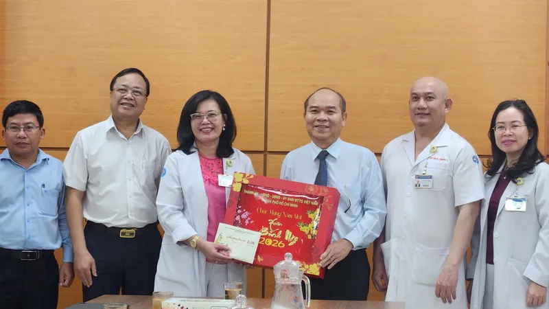 Lãnh đạo TPHCM thăm và chúc tết đội ngũ nhân viên y tế