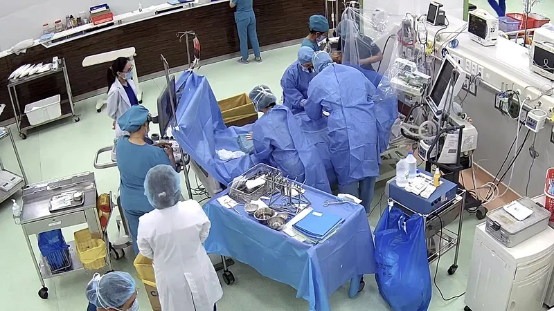 Hai tuần giằng co cứu bé trai bị ngưng tim đột ngột