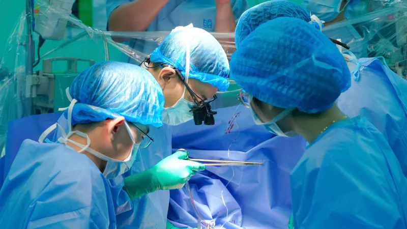 Xuyên đêm vận chuyển trái tim từ Hà Nội về TPHCM cứu người