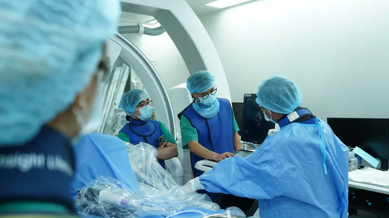 Kỹ thuật mới điều trị tắc động mạch chi cho người cao tuổi