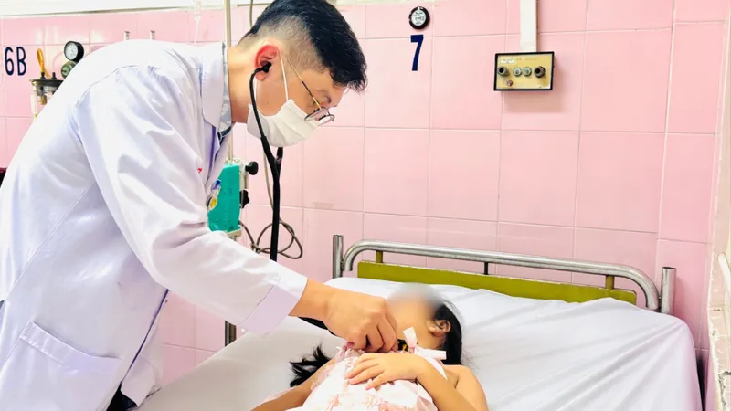 Bác sĩ Bệnh viện Nhân dân Gia Định khám cho một học sinh nghi ngộ độc thực phẩm