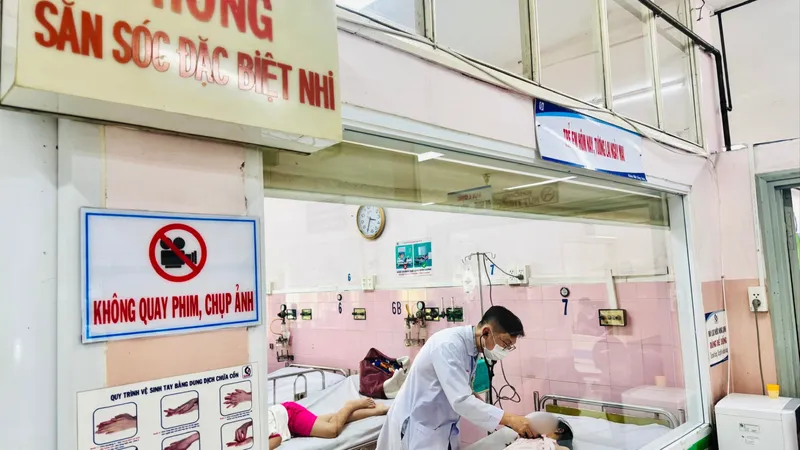 Một học sinh nghi ngộ độc được điều trị tại Bệnh viện Nhân dân Gia Định, ngày 9-4