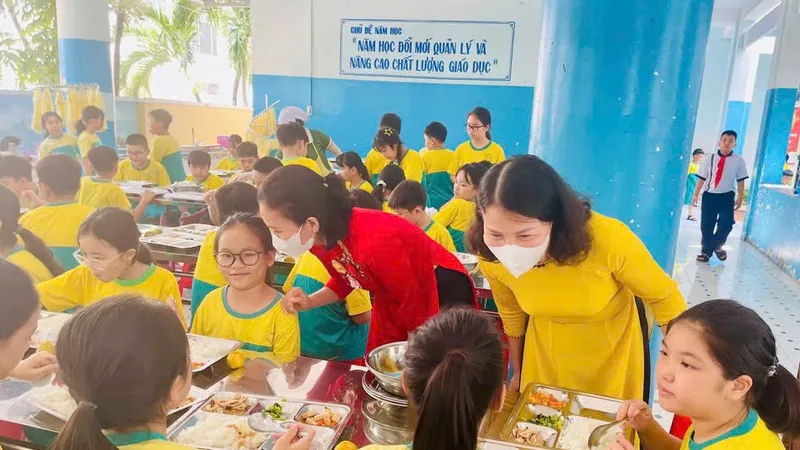 Đoàn công tác UBND phường Tam Thắng (TPHCM) giám sát bữa ăn bán trú tại Trường Tiểu học Lê Lợi. 